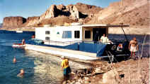 42-houseboat.jpg (115658 bytes)